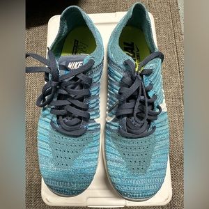 NIKE Flyknit (Size 7.5)